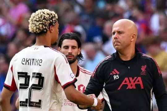 Arne Slot mở vai trò mới: Ekitike lệch trái cạnh Isak