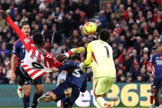 Seaman chỉ trích Raya sau bàn thua 90+4, Arsenal hòa 2-2