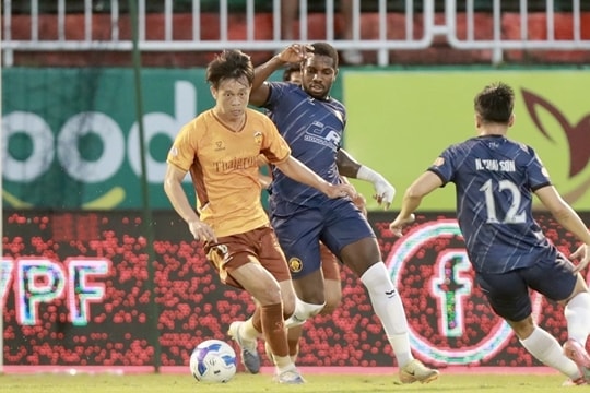 VAR dồn dập, Quang Kiệt cứu HAGL hòa Thanh Hóa 1-1