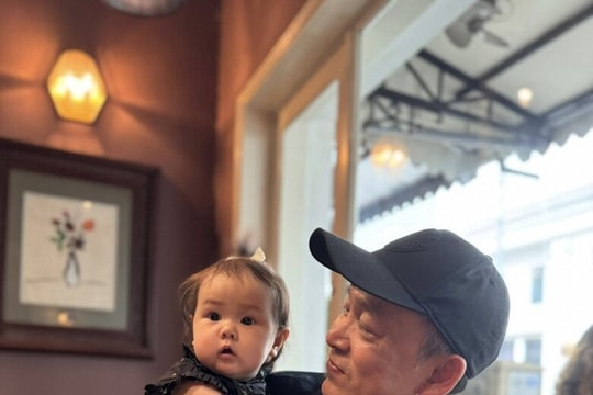 Quốc Trung hạnh phúc tuổi U60, quấn quýt cháu ngoại đầu lòng