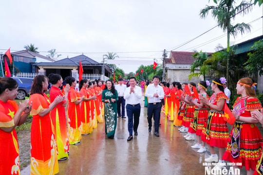 Phó Chủ tịch UBND tỉnh Hoàng Phú Hiền chung vui Ngày hội Đại đoàn kết cùng nhân dân xóm Sơn Hải, xã Nghĩa Lộc