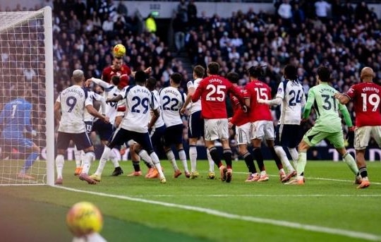 Amorim nâng tầm phạt góc, MU dẫn đầu Ngoại hạng Anh