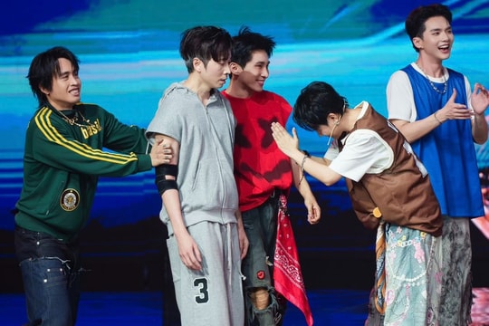 Karik trình diễn bùng nổ dù bị đứt dây chằng chéo trước