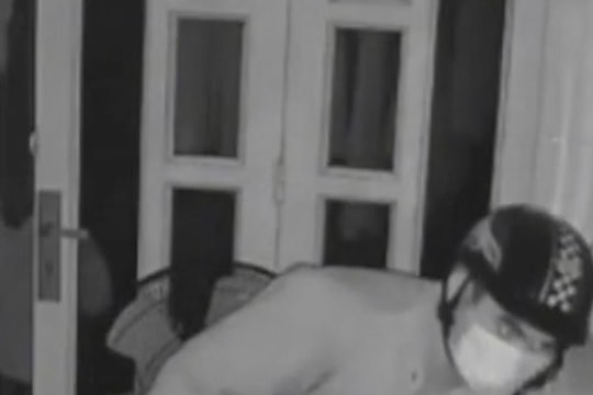 Lạnh người cảnh kẻ trộm đột nhập phòng ngủ khi nữ gia chủ đang say giấc