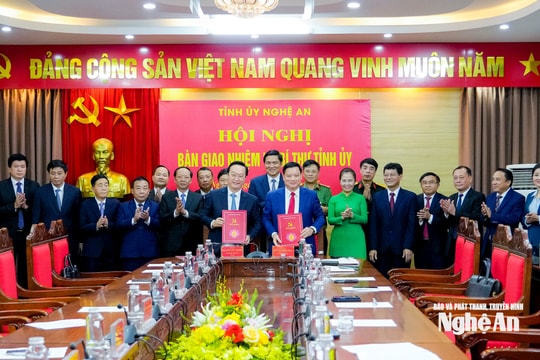 Hội nghị bàn giao nhiệm vụ Bí thư Tỉnh uỷ Nghệ An