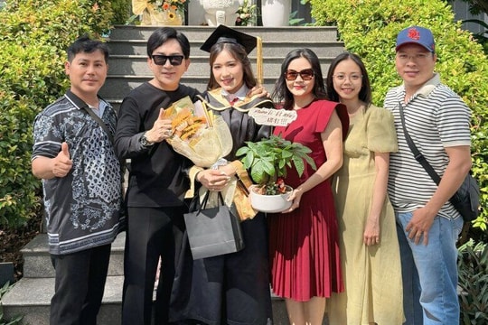 Vợ mới Kim Tử Long, Chi Bảo mừng con riêng tốt nghiệp đại học