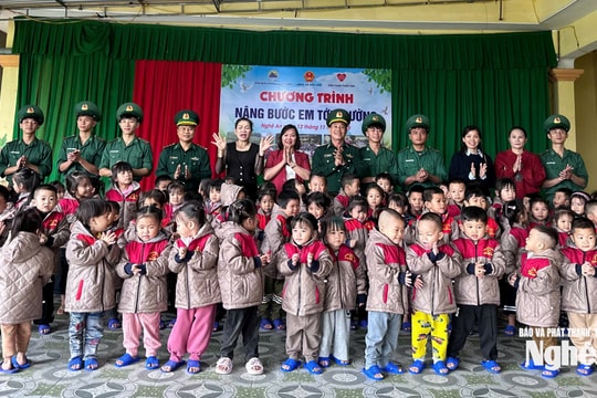 Chương trình “Nâng bước em tới trường” trao hàng trăm suất quà đến học sinh xã biên giới Sơn Lâm