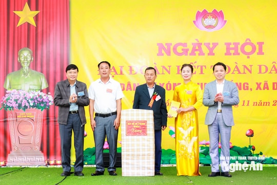 Chủ tịch UBND tỉnh Nghệ An Lê Hồng Vinh dự, chung vui Ngày hội Đại đoàn kết cùng nhân dân xóm Trung Hồng, xã Diễn Châu