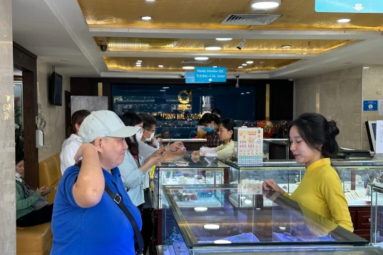 Giá vàng chiều nay 12/11/2025: Bảng giá vàng SJC DOJI PNJ ACB, vàng nhẫn 9999, vàng thế giới