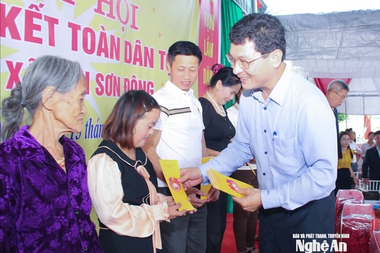 Trưởng ban Tổ chức Tỉnh ủy Phạm Trọng Hoàng dự ngày hội Đại đoàn kết tại xã Anh Sơn Đông