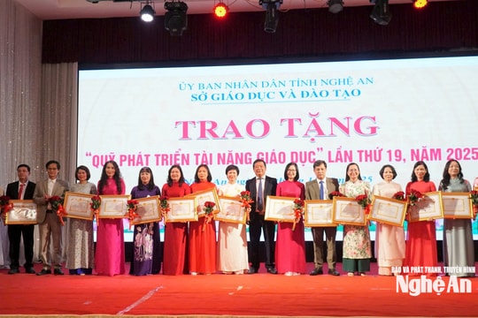 29 nhà giáo được trao tặng giải thưởng 'Quỹ phát triển tài năng giáo dục'