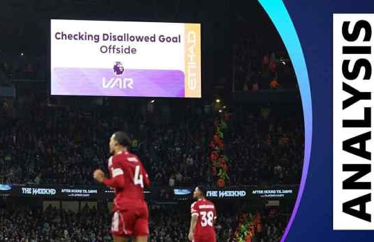 VAR bác bàn Van Dijk: nghịch lý ở Man City - Liverpool