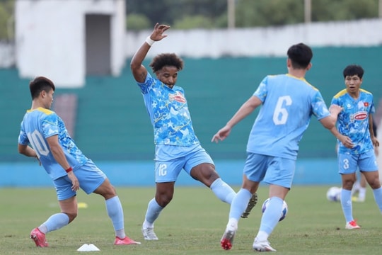 HLV Kim Sang Sik đón lực lượng trước trận Việt Nam - Lào