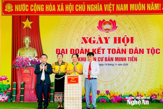 Phó Chủ tịch UBND tỉnh Nguyễn Văn Đệ chung vui Ngày hội Đại đoàn kết cùng nhân dân bản Minh Tiến, xã Quỳ Châu