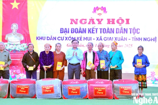 Trưởng ban Tuyên giáo và Dân vận Tỉnh ủy Ngọc Kim Nam chung vui Ngày hội Đại đoàn kết tại xã Giai Xuân