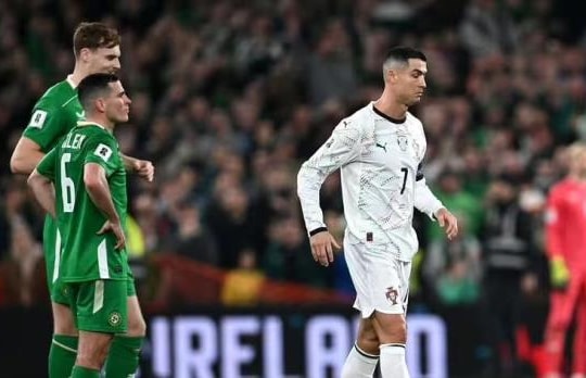 Ronaldo nhận thẻ đỏ, Bồ Đào Nha thua Cộng hòa Ireland 0-2