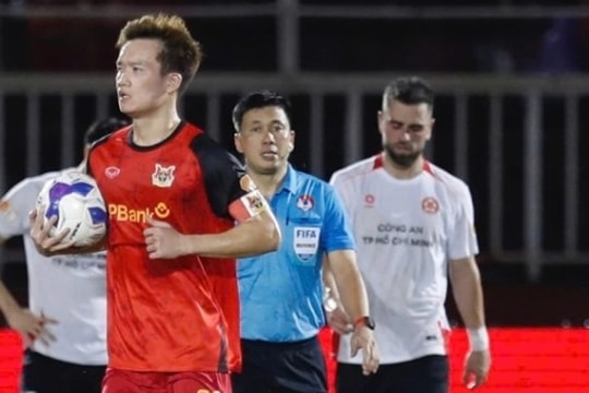 Hoàng Đức dẫn đầu cuộc đua Quả bóng vàng Việt Nam 2025