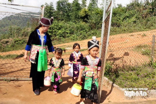 Thắp sáng ước mơ từ những bếp nghèo nơi bản xa