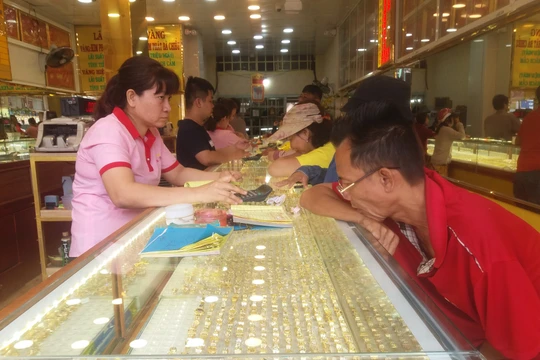 Người dân xếp hàng mua vàng vẫn không cầm được vàng trên tay