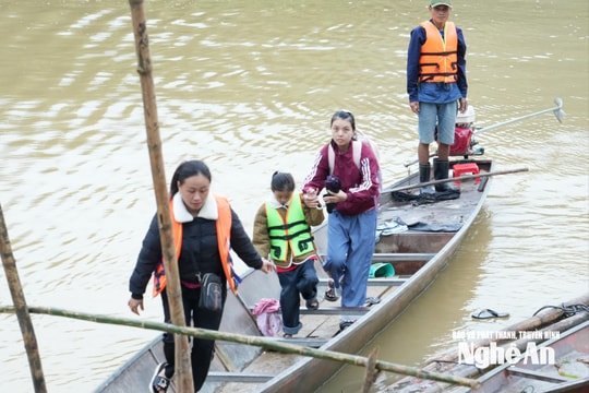 Gian nan đường đến trường của học sinh vùng khó Nghệ An
