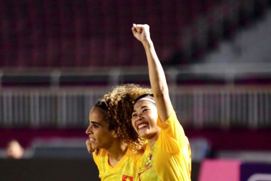 HLV TP.HCM I ca ngợi Lion City, vào tứ kết sớm