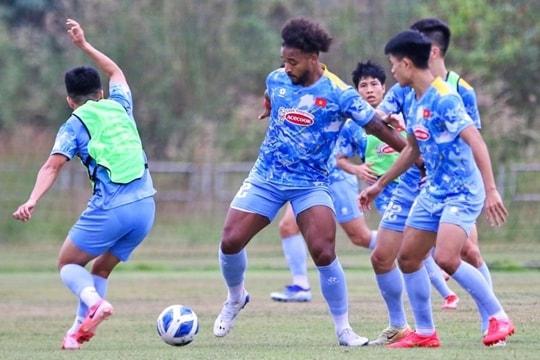 HLV Kim Sang Sik bất ngờ để Xuân Son dự bị trước Lào