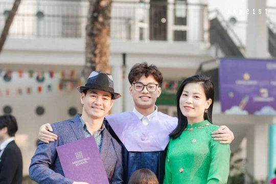 Vợ chồng NSND Xuân Bắc gây chú ý với phong cách sang trọng