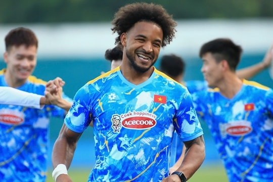 HLV Kim Sang-sik tính dùng Xuân Son dự bị trước Lào