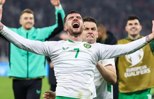 Parrott lập hat-trick, Ireland vào play-off tại Budapest