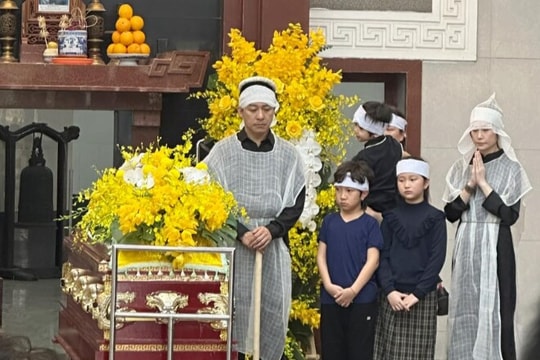 Tuấn Hưng nén đau thương trong lễ tang mẹ tại Hà Nội