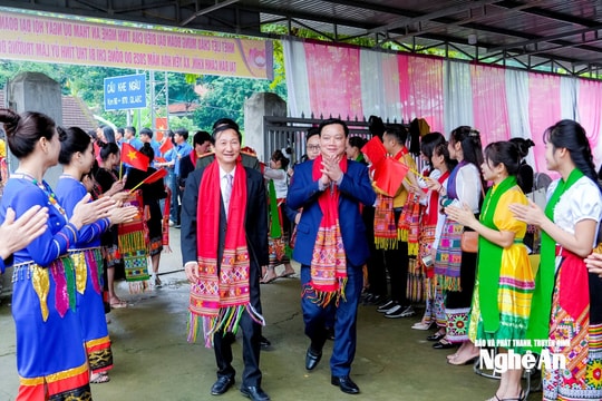 Bí thư Tỉnh ủy Nguyễn Khắc Thận chung vui ngày hội Đại đoàn kết với nhân dân bản Cành Khỉn, xã Yên Hòa