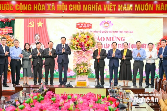 Phó Bí thư Thường trực Tỉnh ủy Hoàng Nghĩa Hiếu chúc mừng Ủy ban MTTQ tỉnh nhân ngày truyền thống