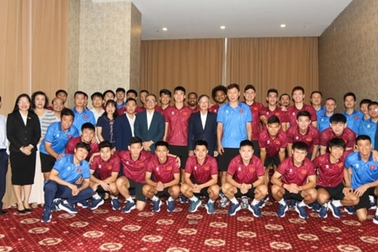 ĐT Việt Nam được tiếp sức tinh thần trước trận gặp Lào