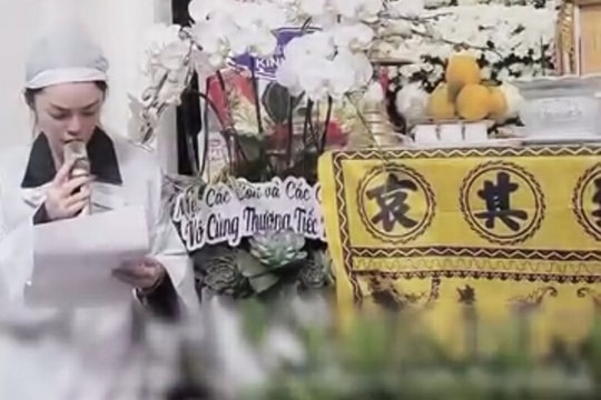 Dương Cẩm Lynh suy sụp trong tang lễ của cha ruột tại Đồng Nai