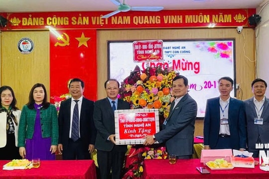 Phó Chủ tịch Thường trực HĐND tỉnh chúc mừng Trường THPT Con Cuông nhân Ngày Nhà giáo Việt Nam
