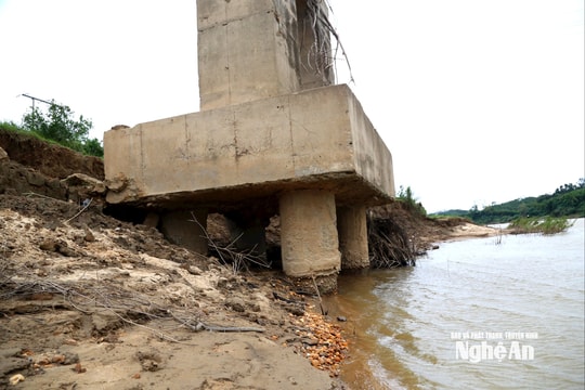 Nhiều cầu treo ở Nghệ An lộ mố trụ sau mưa lũ