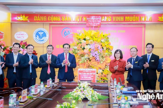 Chủ tịch UBND tỉnh Nghệ An Võ Trọng Hải thăm, chúc mừng các trường học nhân Ngày Nhà giáo Việt Nam