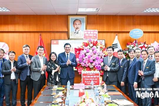 Phó Bí thư Thường trực Tỉnh ủy Hoàng Nghĩa Hiếu chúc mừng các trường học nhân Ngày Nhà giáo Việt Nam