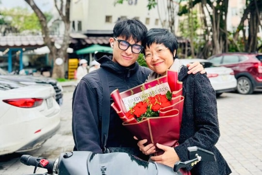 MC Thảo Vân nhận quà 20/11 ấm áp từ con trai 20 tuổi