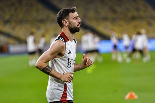 Man Utd đại tu tuyến giữa, vị thế Bruno Fernandes lung lay