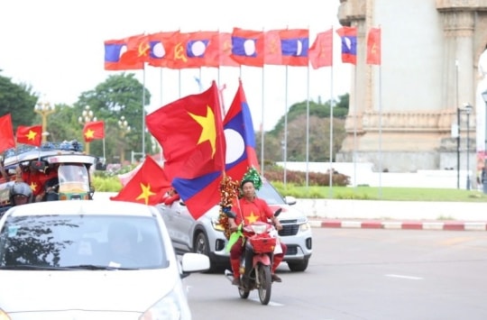 CĐV Việt Nam phủ đỏ sân Lào trước giờ tái đấu tối 19.11