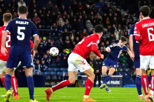 Scotland thắng Đan Mạch 4-2, trở lại World Cup sau 28 năm