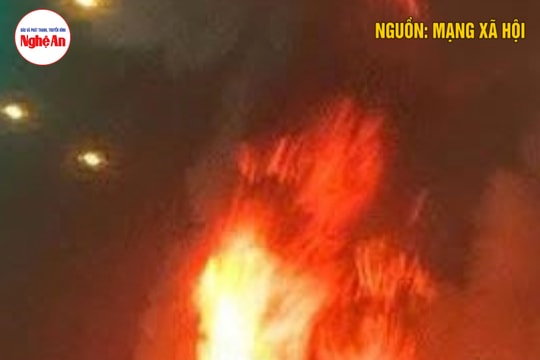 Ô tô bất ngờ bốc cháy dữ dội trên phố giữa trời mưa