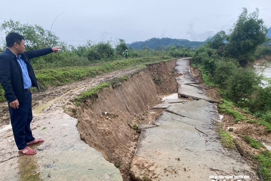Sạt lở bờ sông Lam gây đứt gãy đường, nứt nhà dân ở xã Anh Sơn