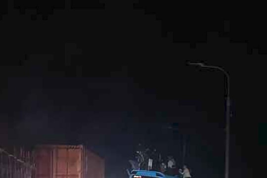 Kịp thời giải cứu 33 người trên xe khách mắc kẹt giữa dòng lũ dữ