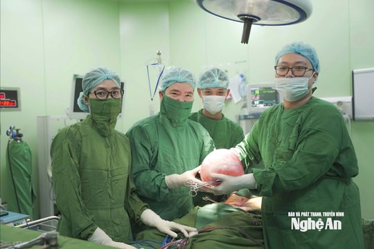 Ca mổ đặc biệt ‘giải cứu’ người bệnh mang khối u bụng 6 kg tại Bệnh viện Đa khoa Thành phố Vinh