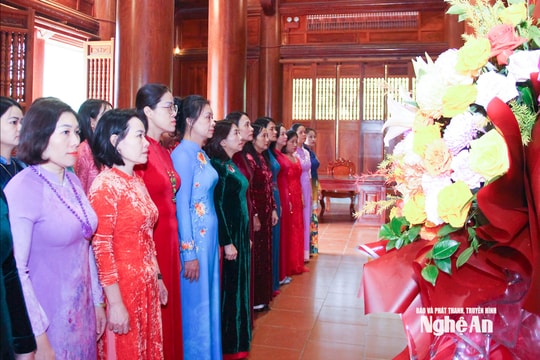Hội Liên hiệp Phụ nữ tỉnh dâng hoa tưởng niệm Chủ tịch Hồ Chí Minh và đồng chí Nguyễn Thị Minh Khai