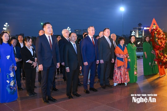 Đoàn công tác tỉnh Kaluga, Liên bang Nga dâng hương tưởng niệm Chủ tịch Hồ Chí Minh và tượng đài Lê-nin