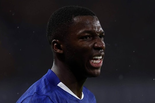 Chelsea tìm phương án thay Caicedo trước trận Burnley