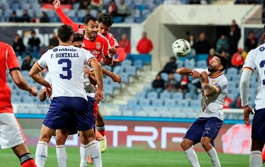 Benfica thắng Atletico CP 2-0 nhờ thay người của Mourinho